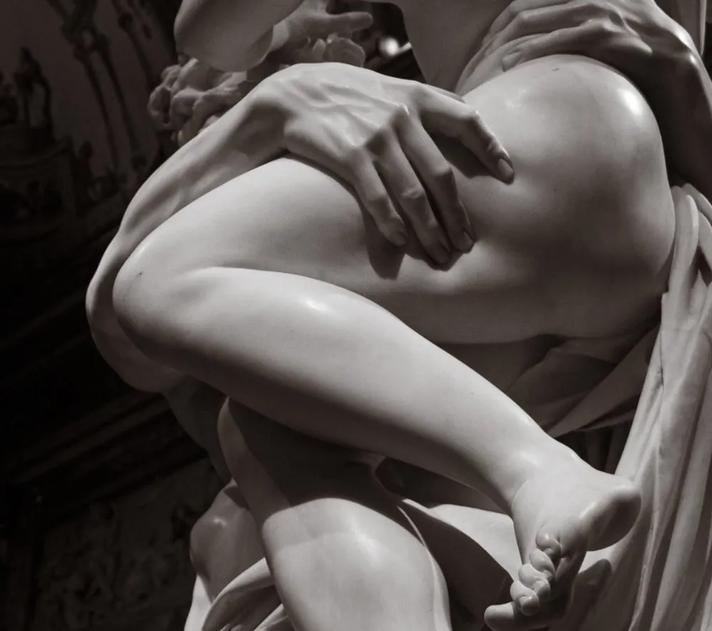 El rapto de Proserpina: la mano de Plutón hundida en el muslo de Perséfone